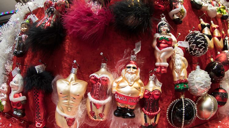 Auf Santa Pauli gibt es auch ein paar heiße Weihnachts-Geschenke zu kaufen.