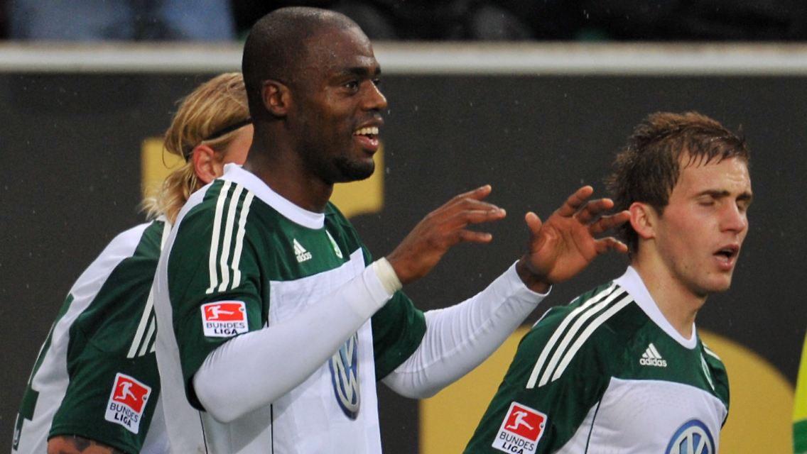 Wolfsburgs wiedererstarkter Torjäger Grafite bejubelt seinen siebten Saisontreffer.