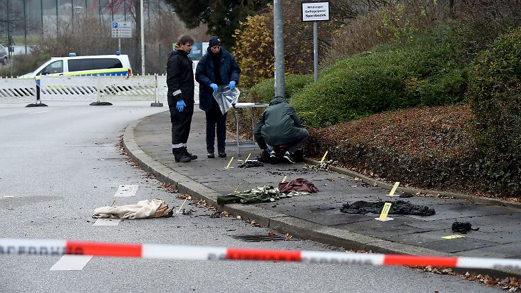 Beamte der Polizei sichern am Tatort Spuren: Noch sind die Hintergründe der Tat nicht geklärt.