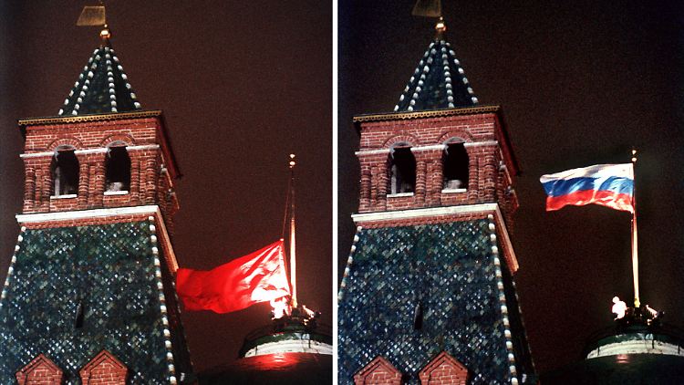 25. Dezember 1991, 19.32 Uhr Moskauer Zeit: Die sowjetische Flagge wird eingeholt, und die russische Trikolore wird gehisst.