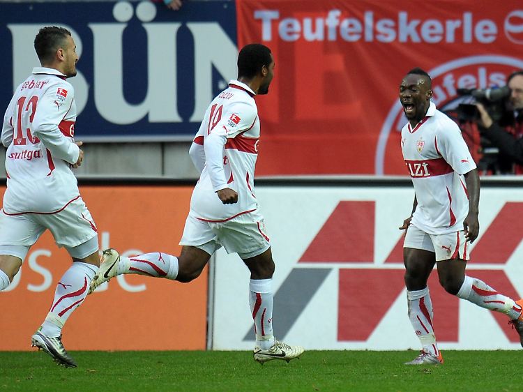 Boka (rechts) erzielte auf dem Betzenberg die Führung für seinen VfB.