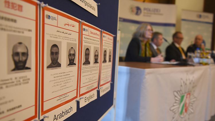 Phantombilder und Fahndungsaufrufe in verschiedenen Sprachen bei einer Pressekonferenz der Polizei.
