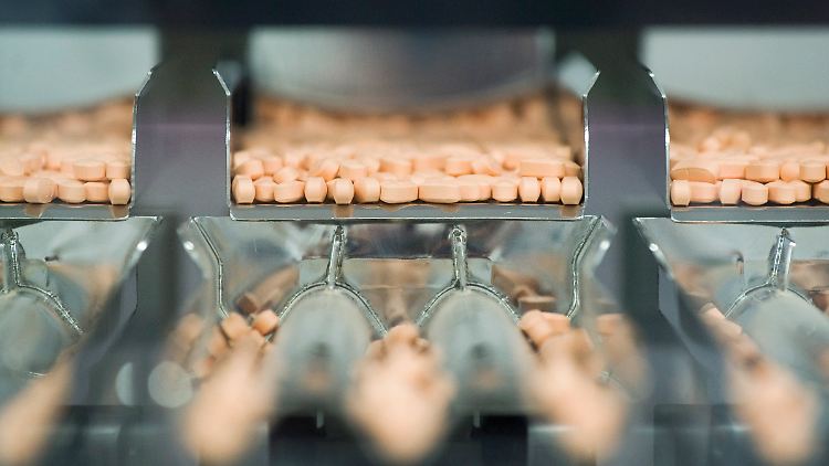 Um die Preise drastisch erhöhen zu können, verzichtete Pfizer auf seine exklusiven Markenrechte an dem Medikament.