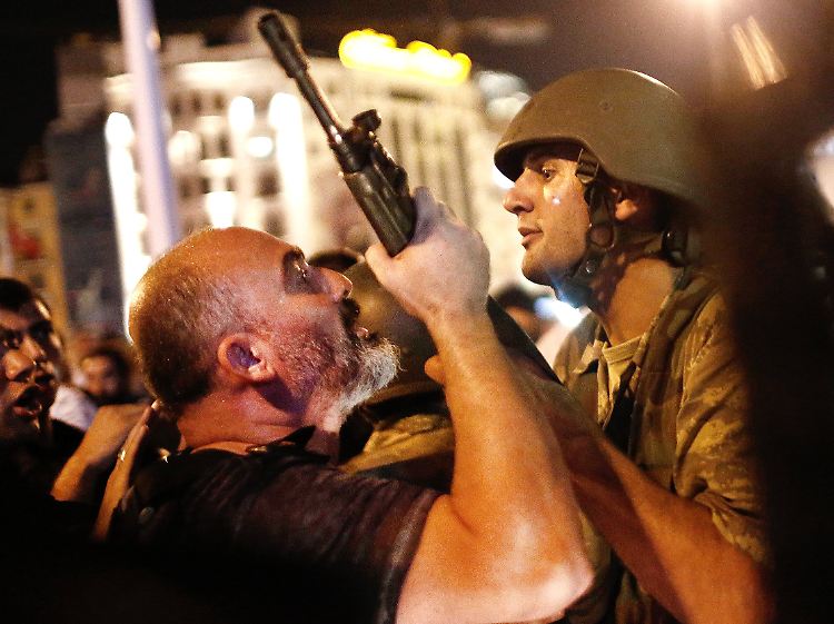 In der Nacht des 15. Juli stellten sich etliche Bürger den putschenden Militärangehörigen in den Weg.