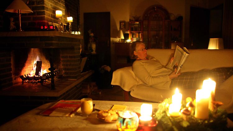 Man stelle sich Stromausfall vor, dann wird es bei vielen ganz von allein sehr hyggelig.