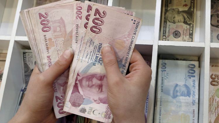 Die türkische Lira verfällt - Präsident Erdogan sieht ausländische Mächte am Werk.