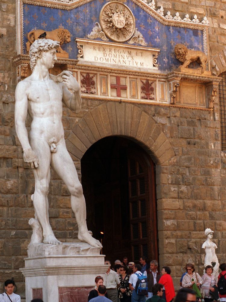 Touristen müssen sich vor dem Palazzo Vecchio in Florenz mit der Besichtigung der Kopie der weltberühmten Marmorstatue von Michelangelo begnügen.