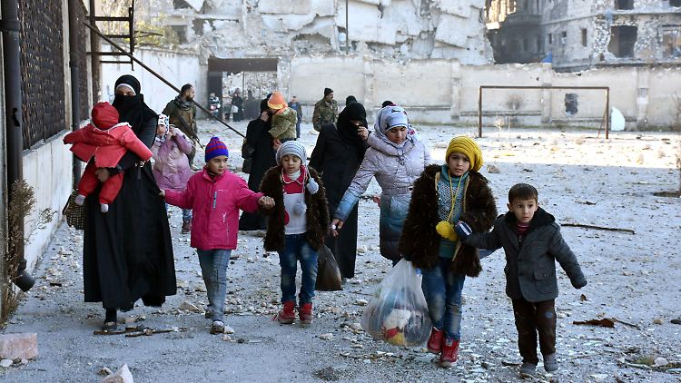 Das Foto der staatlichen Nachrichtenagentur Sana zeigt Menschen, die die östlichen Viertel Aleppos verlassen.