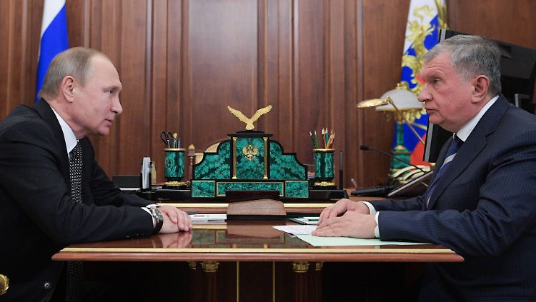 Der Deal wird bei einem Treffen von Kremlchef Putin (l.) mit Rosneft-Chef Sechin bekannt.