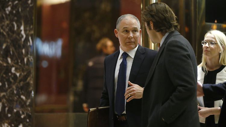 Scott Pruitt (l.) glaubt nicht an den Klimawandel.