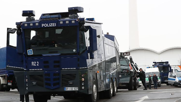 Die Polizei hält Wasserwerfer bereit.