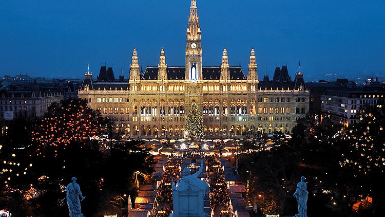 Das Wiener Rathaus erstrahlt in vielen tausend Lichtern und sorgt für eine gemütliche Atmosphäre.