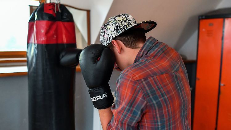 Ein straffällig gewordener Minderjähriger (13 Jahre alt) beim Boxtraining in einem Heim.