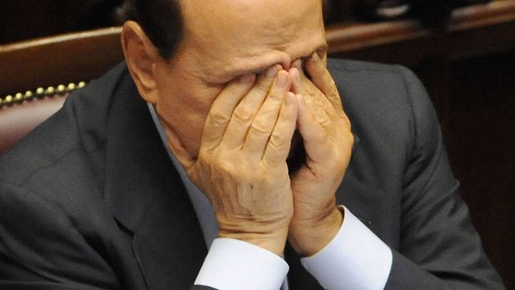 Berlusconi steht mit dem Rücken an der Wand.