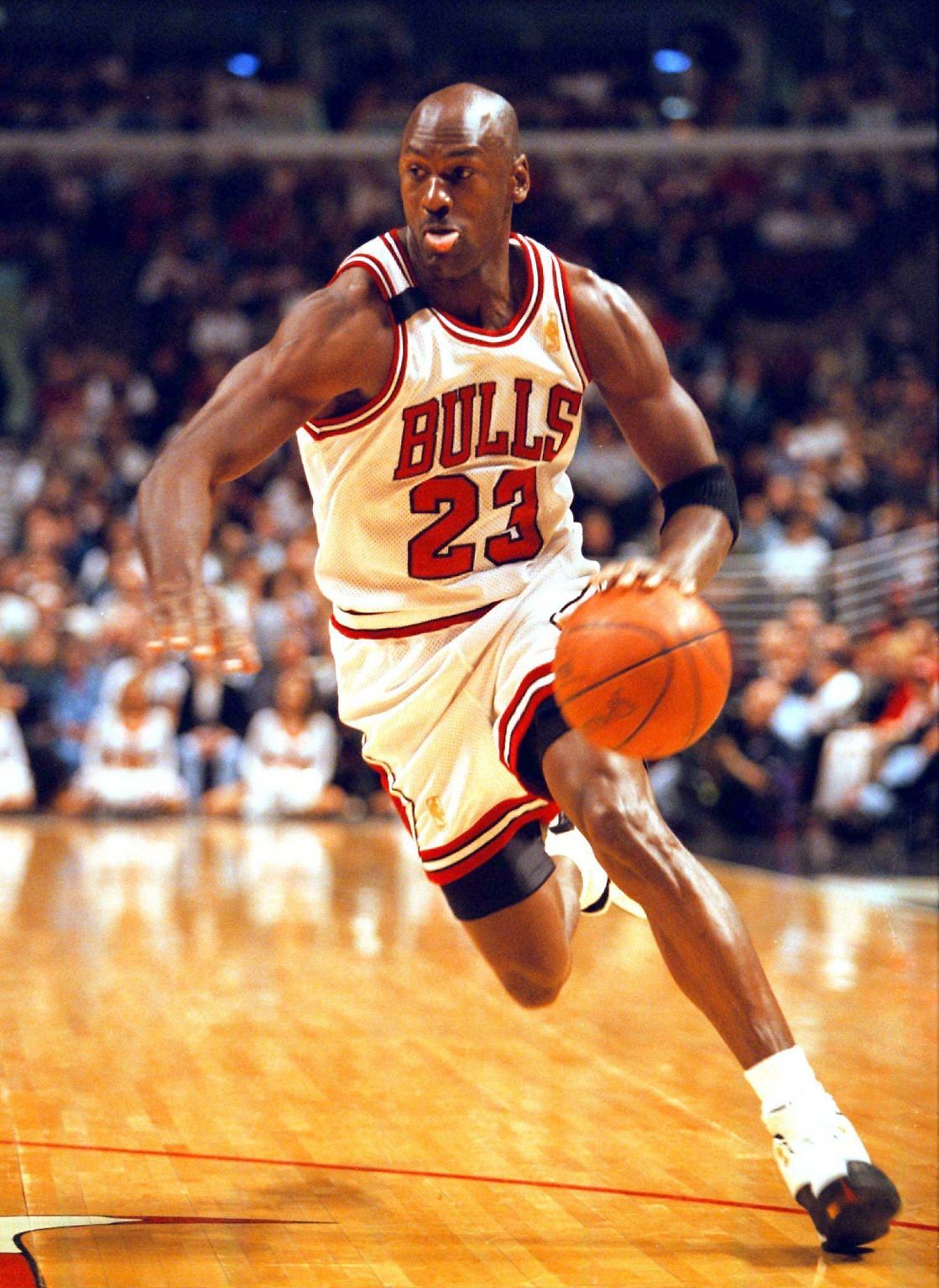 Der vielleicht größte Basketballer aller Zeiten: Michael Jordan. Mit einem geschätzten Vermögen von 1,7 Mrd US-Dollar führt "Air Jordan" die "Forbes"-Liste an. Seiner 15-jährigen Karriere bei den Chicago Bulls ließ er lukrative Deals mit Sponsoren wie Nike folgen.
