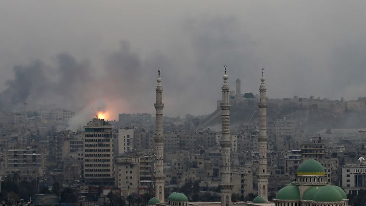 Das Foto zeigt einen Feuerball nach einem Luftangriff auf Ost-Aleppo am Montag.
