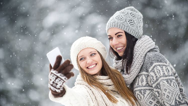 Selfies im Schnee sind schön, doch Smartphones droht im Winter schnell der Kältetod.