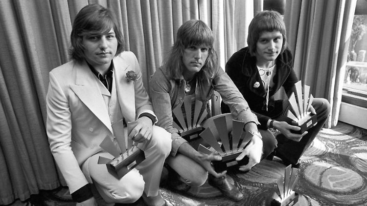Greg Lake, Keith Emerson und Carl Palmer (v.l.) 1972 nach einer Awardshow in London.