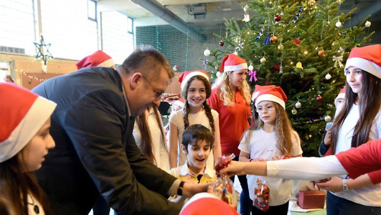 Syrische Kinder feiern Weihnachten in einer Geflüchtetenunterkunft in Schleswig-Holstein