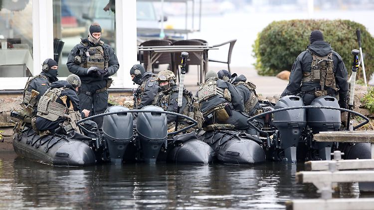 Nicht nur zu Land, auch zu Wasser sind in Hamburg schwer bewaffnete Polizisten zum Schutz der OSZE-Minister im Einsatz.
