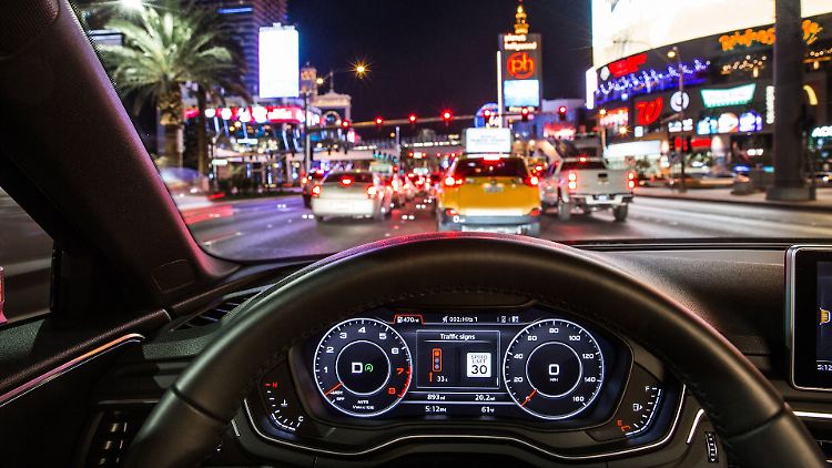 Im Zentraldisplay seines Wagens sieht der Fahrer, in wie viel Sekunden die Ampel von Rot auf Grün springt.