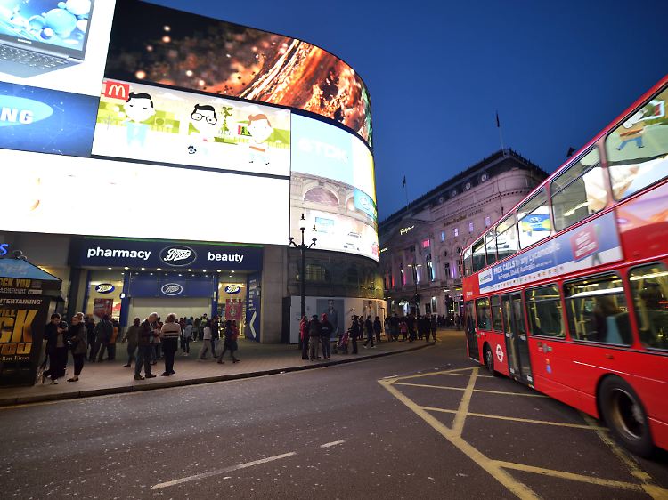 Auf dem neuen Riesenbildschirm sollen neben Werbung auch Nachrichten, Wetter und Verkehr sowie Trends von Twitter oder Instagram angezeigt werden.