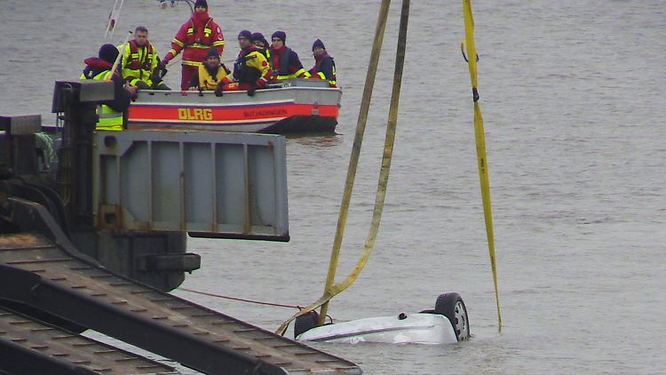 Niedrige Temperaturen und eine starke Strömung erschwerten die Bergungsarbeiten.