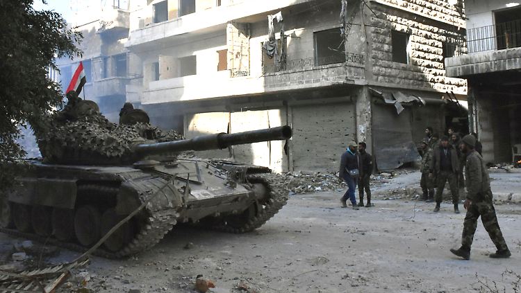 Die syrische Armee erobert weiter Teile von Aleppo - nun werden Tausende Zivilisten aus der Stadt gebracht.