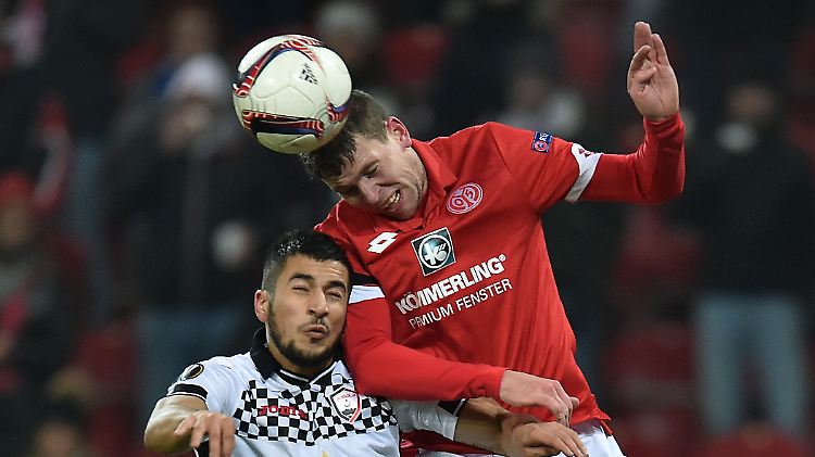 Klassenunterschied: Der Mainzer Fabian Frei im Zweikampf mit Urfan Abbasov vom FK Qäbälä.