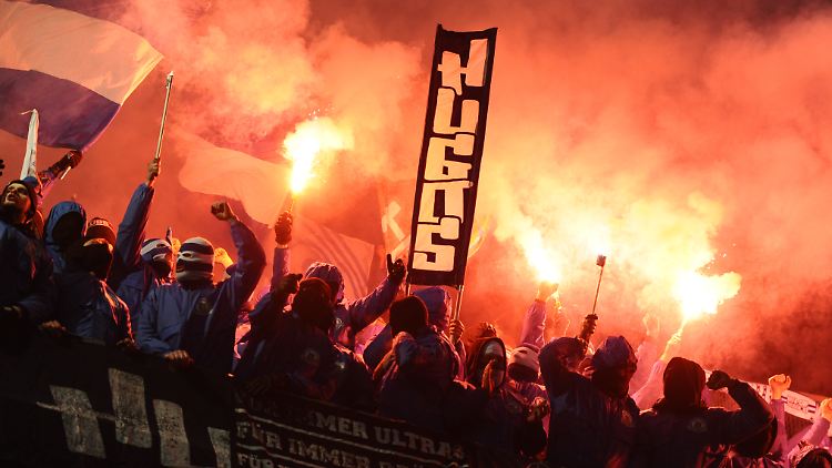 Zwischenzeitlich musste das Spiel wegen andauernder Zündeleien im Schalker Block unterbrochen werden.