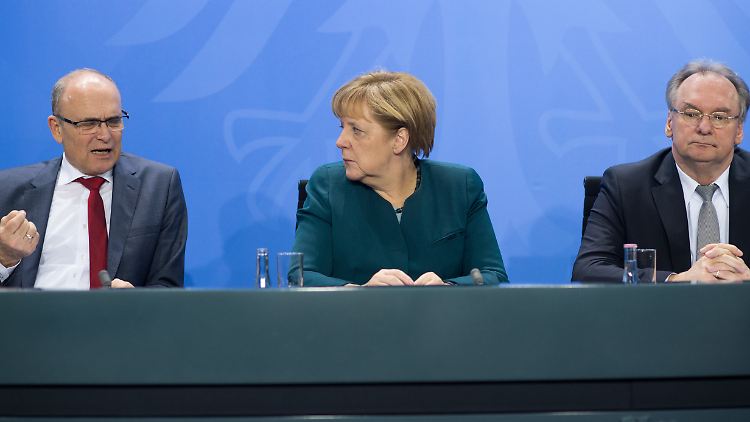 Kanzlerin Merkel verkündet zusammen mit Erwin Sellering (l.) und Rainer Haseloff den erzielten Kompromiss.