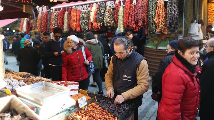 Markt in Istanbul. Präsident Erdogan ruft seine Landsleute dazu auf, ihre Dollar in Lira umzutauschen, um deren Kurs zu stützen.