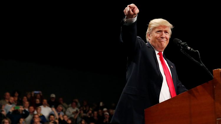 Donald Trump mit gewohnter Geste.