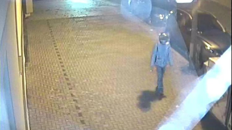 Auf den Bildern einer Überwachungskamera ist der mutmaßliche Bombenwerfer zu sehen.