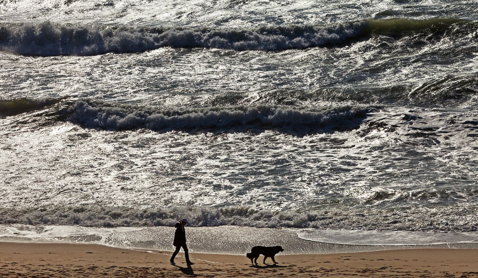 Egal, zu welcher Jahreszeit - Sylt zieht viele Besucher an. Eine lange Wanderung am Weststrand bei Wind und Wetter ist für Urlauber ein Muss.