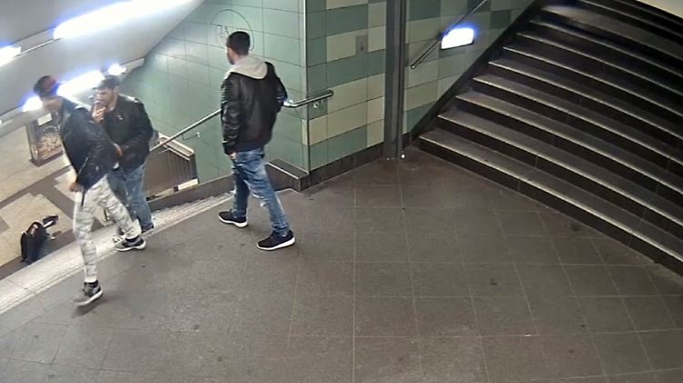 Auf diesem Bild ist die Frau bereits die Treppe heruntergestürzt.