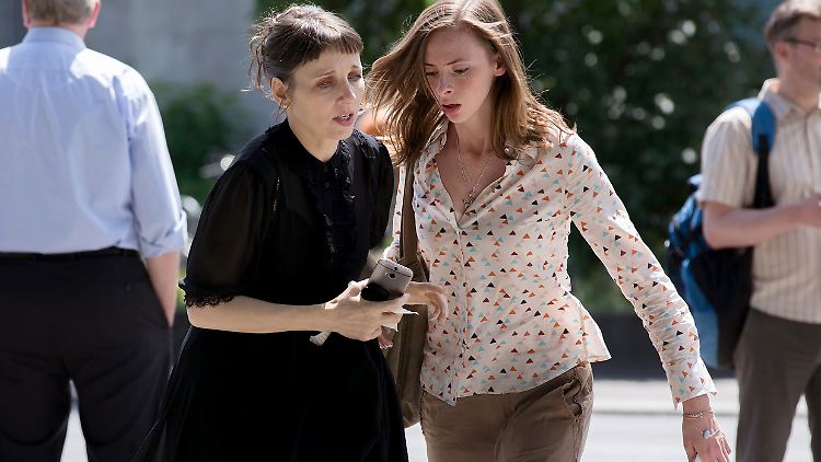 Hauptkommissarin Nina Rubin (Meret Becker) und Anna Feil (Carolyn Genzkow) hören über Handy Hilfeschreie. 