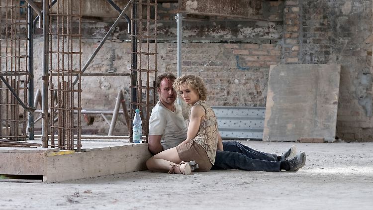 Karow (Mark Waschke) und Christine (Ursina Lardi), die Witwe seines toten Partners, befinden sich in Geiselhaft.
