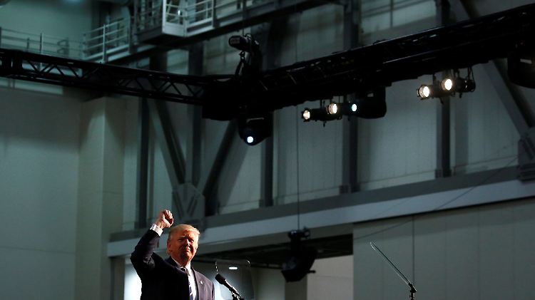 Trump bei seinem Wahlkampfauftritt am 8. November in Grand Rapids im US-Bundesstaat Michigan. Die Stadt ist auch als Furniture Town bekannt. Im Wahlkampf kam er mit großen  Versprechungen. Nur einen Monat später ist er den Menschen eine Erklärung schuldig.