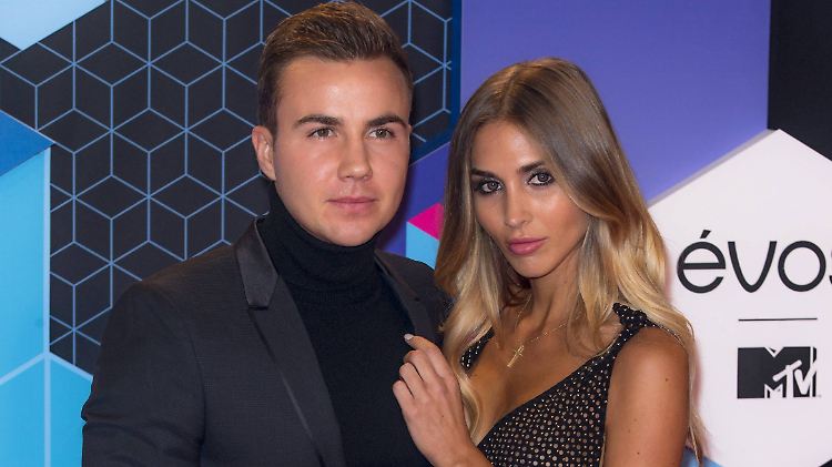 Ja, sie steht sozusagen links von ihm (aus seiner Perspektive gesehen): Mario Götze und Ann-Kathrin Brömmel.