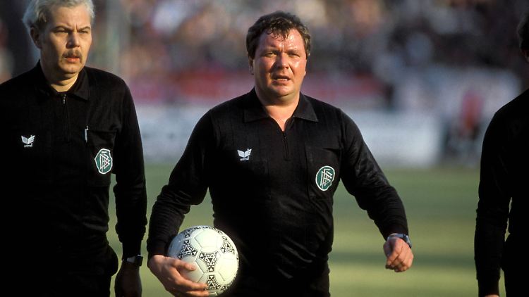 Schiedsrichterlegende Wolf-Dieter Ahlenfelder hatte es wohl besonders auf die vollen Bierflaschen abgesehen.