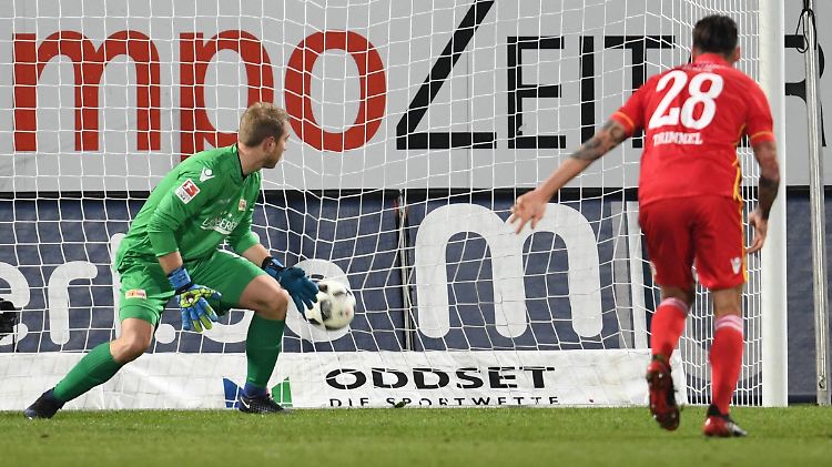 Unions Torwart Jakob Busk hat das Nachsehen: Heidenheim erzielt das 1:0.