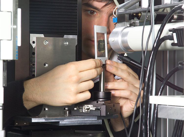 Diplom-Physiker Timo Wolff bei der Untersuchung an Fragmenten der Qumran-Rollen mit der 3D-Röntgenfluoreszenzanalyse beim Helmholtz-Zentrum für Materialien und Energy (BESSY) in Berlin.