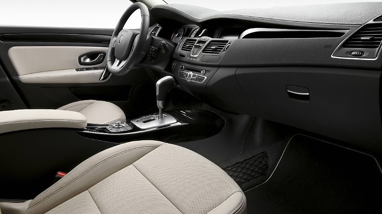 Bei der Ausstattung lässt sich Renault nicht lumpen: 16-Zoll-Leichtmetallfelgen, MP3-Radio und Lederlenkrad.