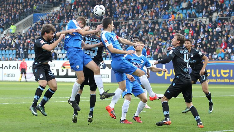 Der Ball zwischen Bochum und 1860 München war hart umkämpft.