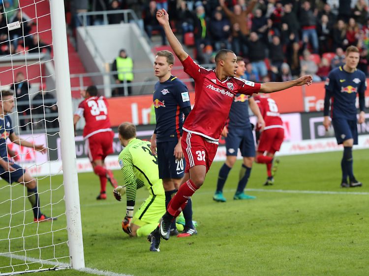 Ingolstadts Roger besiegelte per Kopf die erste Bundesliga-Niederlage in der Leipziger Vereinsgeschichte.
