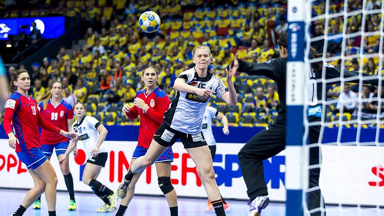 DHB-Spielerin Kim Naidziniavicius beim Torwurf gegen Serbien.