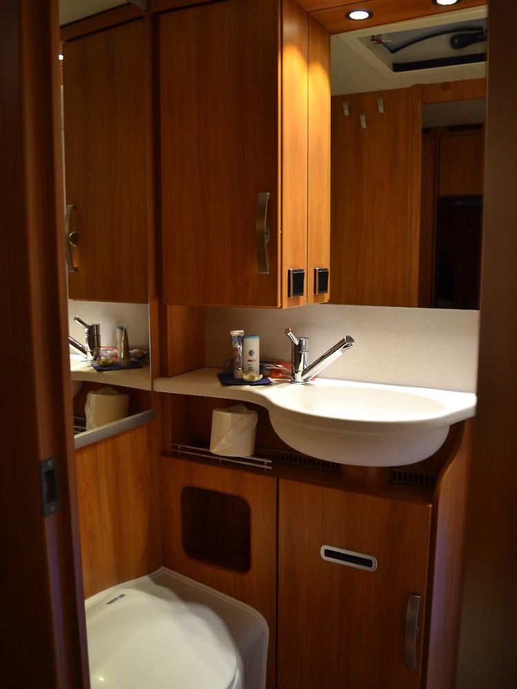 Die Toilette mit Dusche. Wirkt auf dem Bild kleiner, als sie in Wirklichkeit ist.