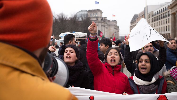 Die Demonstranten zogen von der Berliner Turmstraße bis vor das Brandenburger Tor. Sie kamen auf dieser Route am Innenministerium und dem Bundestag vorbei.