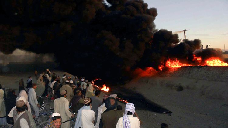Bei einem Angriff auf einen NATO-Nachschubkonvoi für Afghanistan brennen in Pakistan vier Öltankwagen aus.